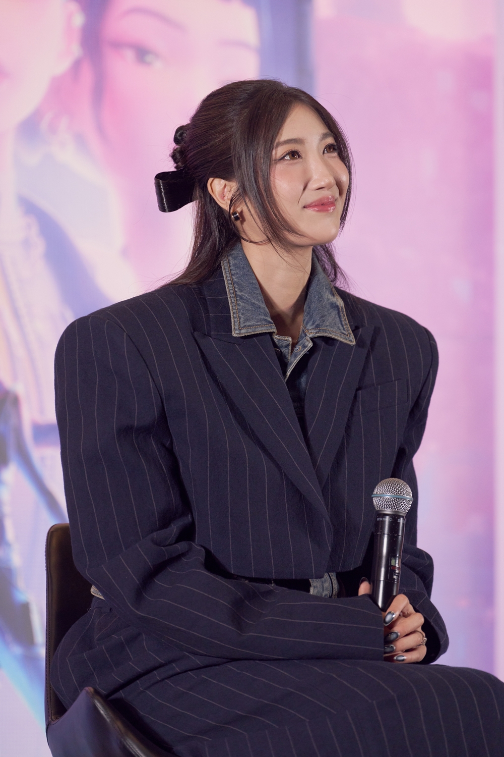 الملحنة والمغنية من &rsquo;فرقة البوب الكورية: صائدات الشياطين&lsquo; إي جيه تستمع إلى أسئلة الصحفيين في مؤتمر صحفي عقد في مركز سي جي في أي بارك يونغسان في يونغسان-غو، سيول في 15 أكتوبر. 