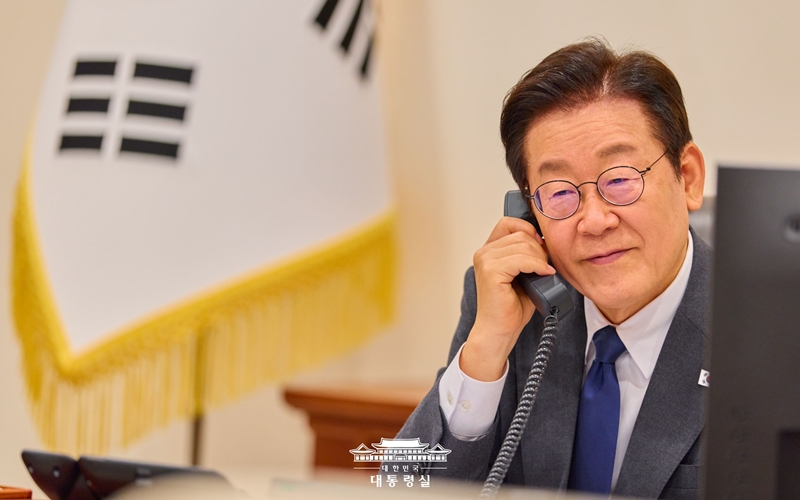 الرئيس لي جيه-ميونغ يجري مكالمة هاتفية مع الرئيس المصري عبد الفتاح السيسي في المكتب الرئاسي بيونغسان، سيئول في يوم 20 أكتوبر. (الصورة من المكتب الرئاسي لجمهورية كوريا)