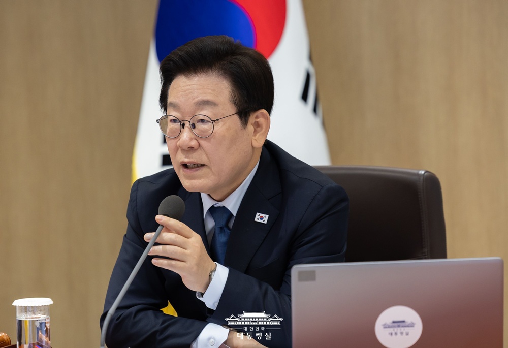 الرئيس لي جيه-ميونغ يتحدث خلال اجتماع مجلس الوزراء السادس والأربعين الذي عُقد في المكتب الرئاسي بيونغسان، سيئول في 21 أكتوبر. (الصورة من المكتب الرئاسي لجمهورية كوريا)