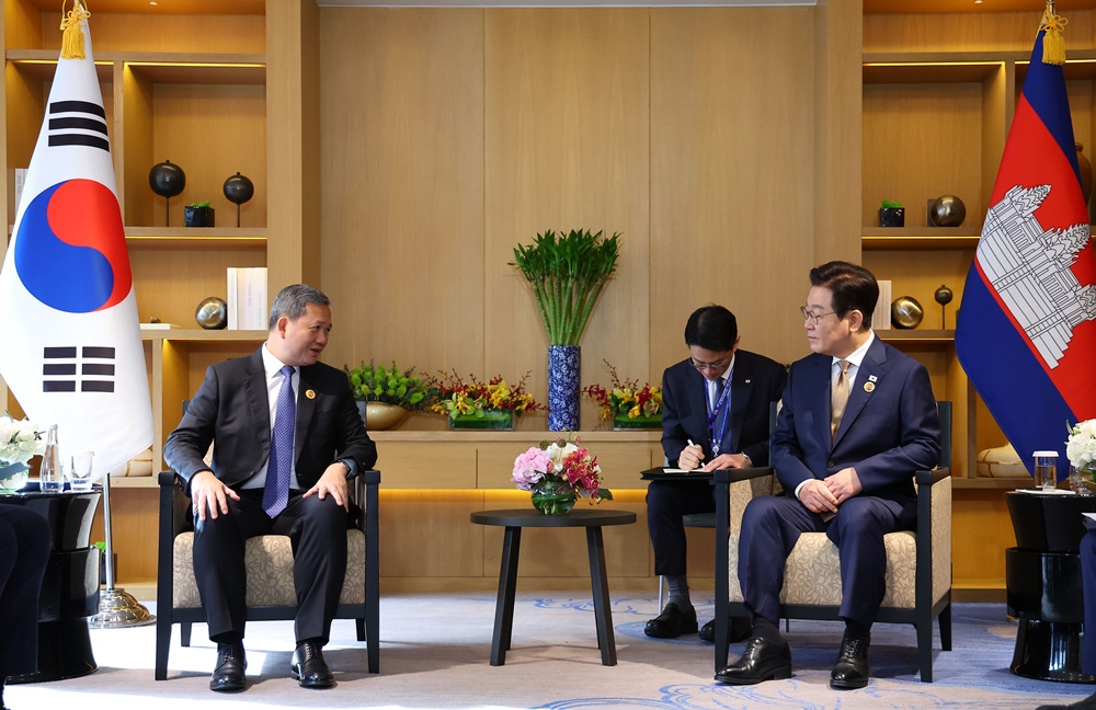 الرئيس لي جيه-ميونغ يتحدث مع رئيس الوزراء الكمبودي هون مانيت خلال محادثاتهما في كوالا لمبور في ماليزيا في 27 أكتوبر. (الصورة من وكالة يونهاب للأنباء)