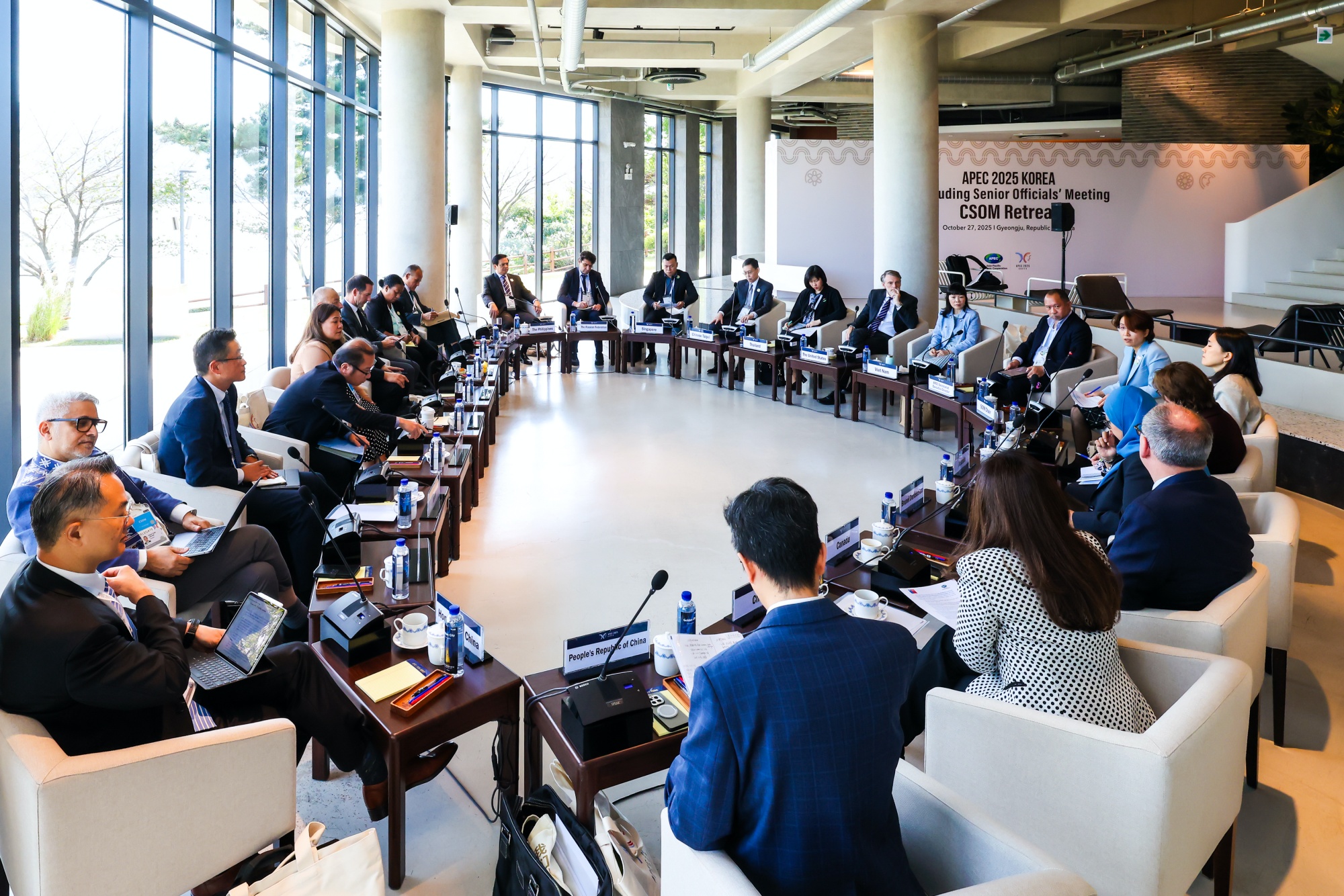 الصورة تظهر كبار المسؤولين في الاجتماع الختامي لكبار المسؤولين لمنتدى آبيك في 28 أكتوبر. (الصورة من وزارة الخارجية)