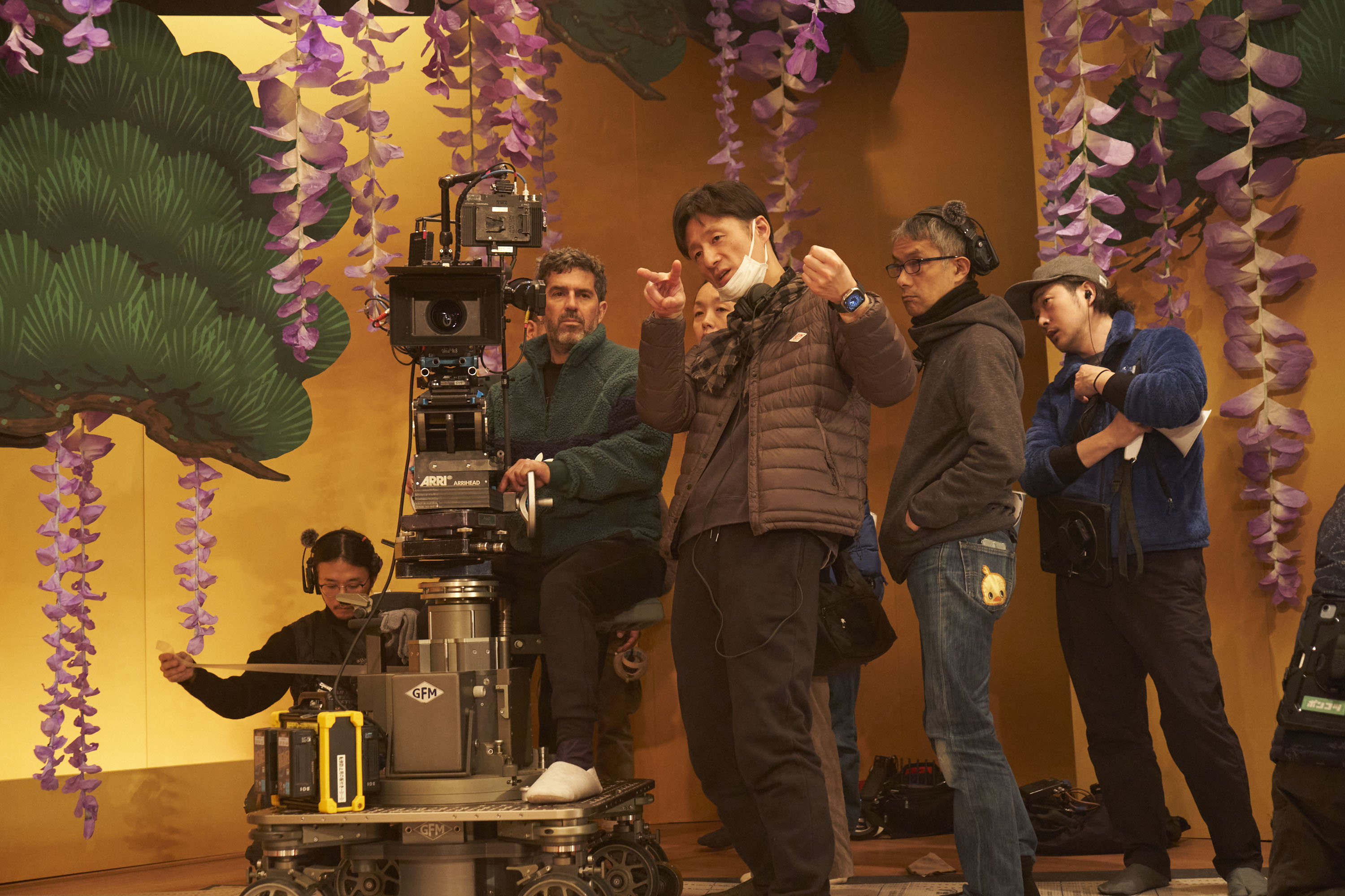 الفيلم الجديد للمخرج الكوري المقيم في اليابان لي سانغ-إيل، ’الكنز الوطني‘، والذي جذب أكثر من 10 ملايين مشاهد في اليابان، سيُعرض للجمهور الكوري في 19 نوفمبر. صورة لمشهد من موقع تصوير فيلم ’الكنز الوطني‘، يظهر فيه المخرج لي (في المنتصف). (الصورة من ميديا كاسل)