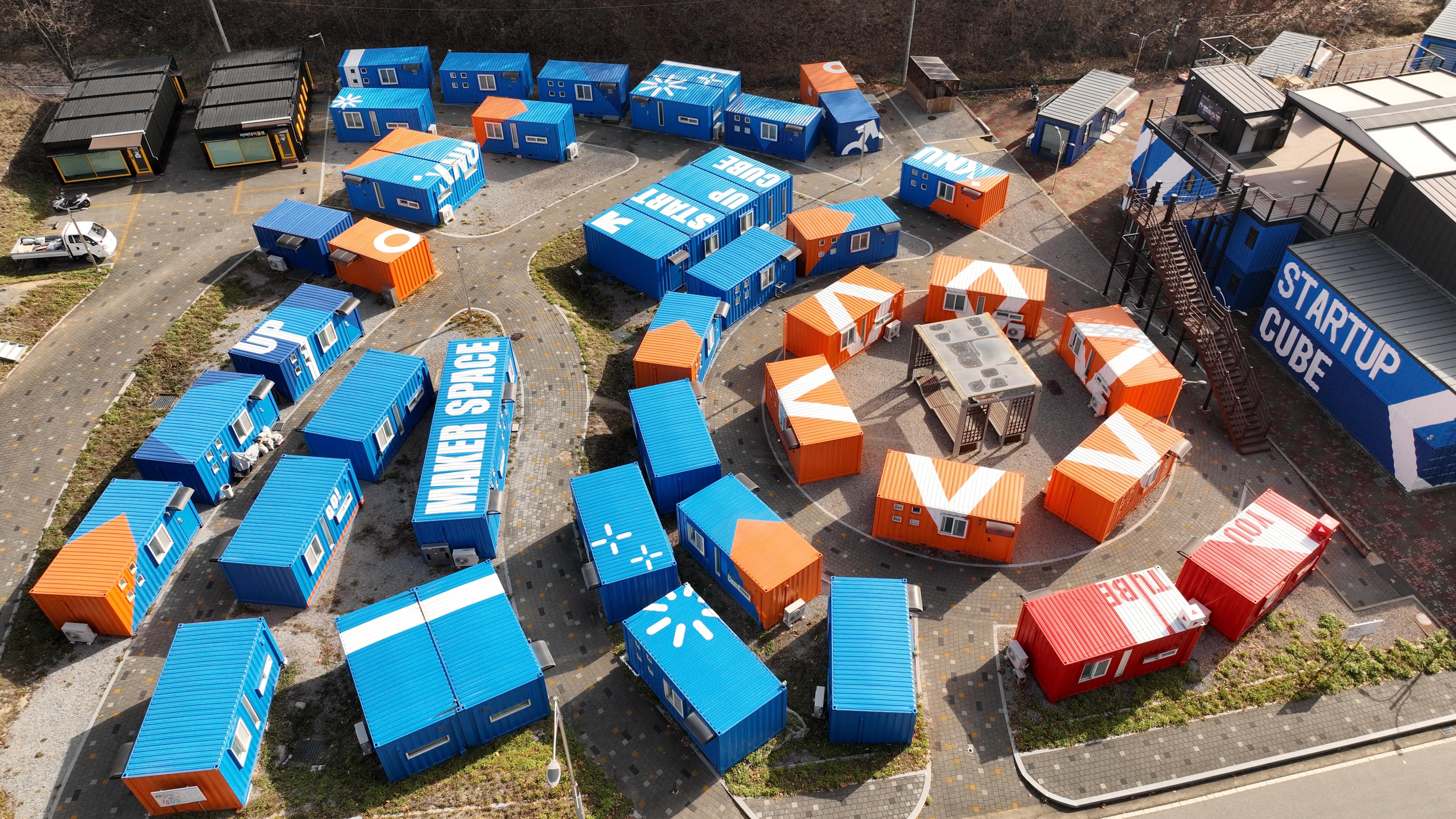 الصورة تظهر ’كيه إن يو كيوب للشركات الناشئة‘ الذي أنشأته جامعة غانغوون الوطنية. وهو يضم مساحات عمل مشتركة، وورش عمل إبداعية، وقاعات محاضرات، وغرف اجتماعات وغيرها. ويقيم فيه حوالي 70 جهة تشمل نوادي رواد الأعمال الطلابية، ومختبرات بحثية، وشركات، جميعها من رواد الأعمال المحتملين في مجال التكنولوجيا الحيوية.