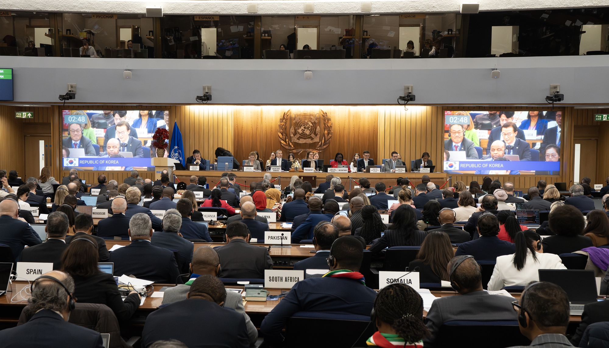 وزارتا المحيطات والثروة السمكية والخارجية أعلنتا في الثامن والعشرين من الشهر الماضي انتخاب كوريا ضمن المجموعة الأولى في المنظمة البحرية الدولية للمرة الثالثة عشرة على التوالي، وذلك خلال الجمعية العامة الرابعة والثلاثين التي عُقدت في لندن، المملكة المتحدة. وتُظهر الصورة الجمعية العامة للمنظمة البحرية الدولية. (الصورة من المحيطات والثروة السمكية)