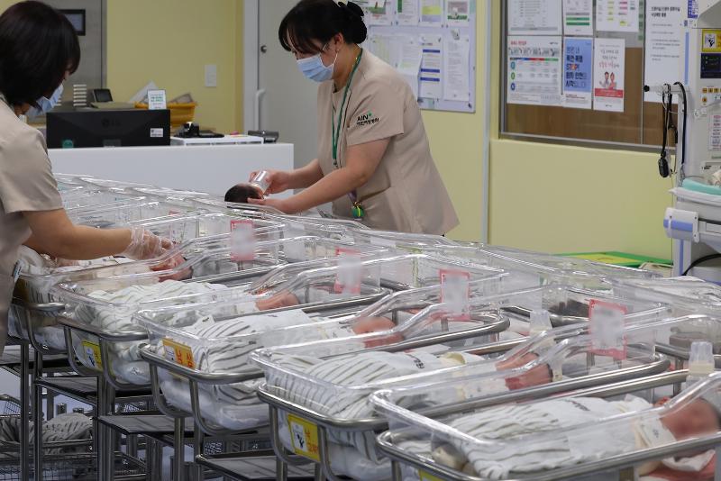 سجّل معدل المواليد الإجمالي في كوريا ارتفاعًا للمرة الأولى بعد 9 سنوات. وفقًا لإحصاءات &rsquo;إحصاءات الولادات والوفيات في مسح اتجاهات السكان 2024&lsquo; الصادرة عن مكتب الإحصاء في 26 فبراير، بلغ عدد المواليد في العام الماضي 238,300  مولود، بزيادة قدرها 8,300 مولود (نحو 3.6٪) مقارنةً عن العام السابق. ومع ازدياد عدد  المواليد، ارتفع معدل المواليد الإجمالي من 0.72 إلى 0.75 مولودًا لكل امرأة، بزيادة قدرها 0.03 مولود لكل امرأة  عن العام السابق، وهي المرة الأولى منذ عام 2015 التي تشهد فيها البلاد زيادة متزامنة في عدد المواليد ومعدل المواليد الإجمالي. تُظهر الصورة طاقماً طبياً في أحد المستشفيات بمنطقة ميتشوهول في إنتشون أثناء رعايتهم لحديثي الولادة. (الصورة من وكالة يونهاب للأنباء)