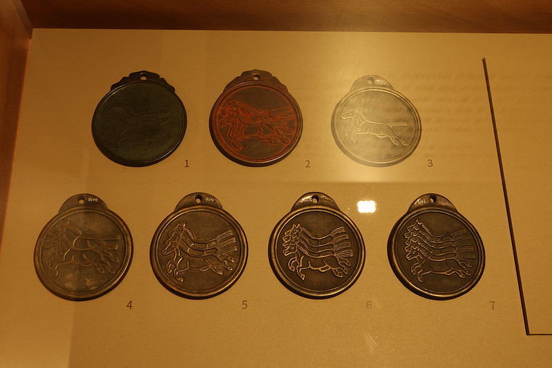 بطاقة استعارة الخيول &rsquo;مابيه&lsquo; في المعرض الخاص &rsquo;هناك العديد من الخيول&lsquo; بالمتحف الوطني للفولكلور في حي جونغنو-غو، سيؤول. (تصوير: بارك داي جين)