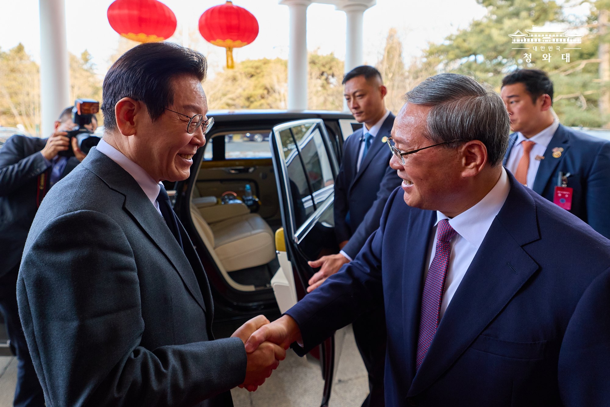 الرئيس لي جيه-ميونغ (على اليسار)، الذي يقوم بزيارة دولة إلى الصين، يتبادل التحية مع رئيس الوزراء لي تشيانغ في بكين في 6 يناير (بتوقيت الصين).