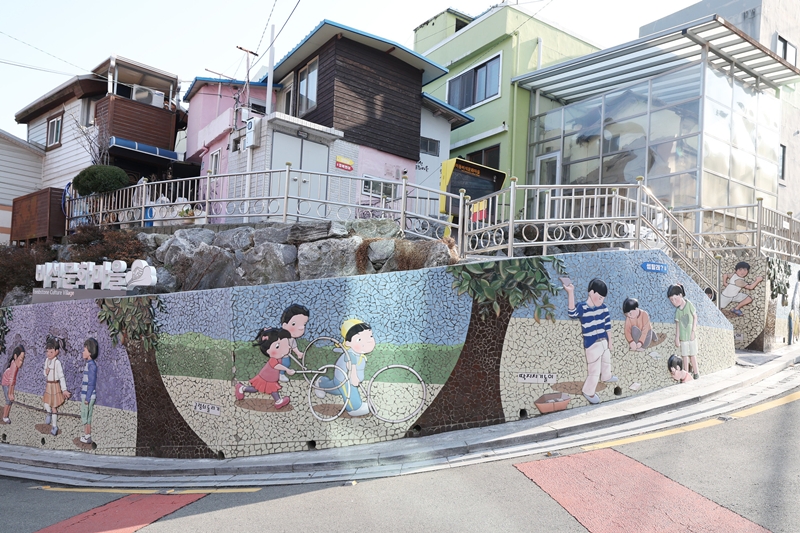 قرية أمي دونغ للمقابر في حي سيو-غو بمدينة بوسان تأسست عام 1906 بعد أن أقام اللاجئون ملاجئ في موقع مقبرة جماعية يابانية على منحدر يقع في منتصف جبل تشونماسان. 