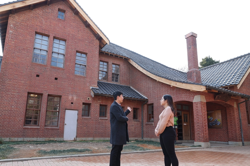 مقرّ الإقامة الرئاسية المؤقتة (غيونغموداي)، الذي كان المقرّ الرسمي ومكتب الرئيس التنفيذي خلال الحرب الكورية (1950-1953)، في حيّ سيو-غو بمدينة بوسان، يُستخدم كمتحف قاعة العاصمة المؤقتة التذكارية اليوم. (الصورة من لي جونغ-وو) 