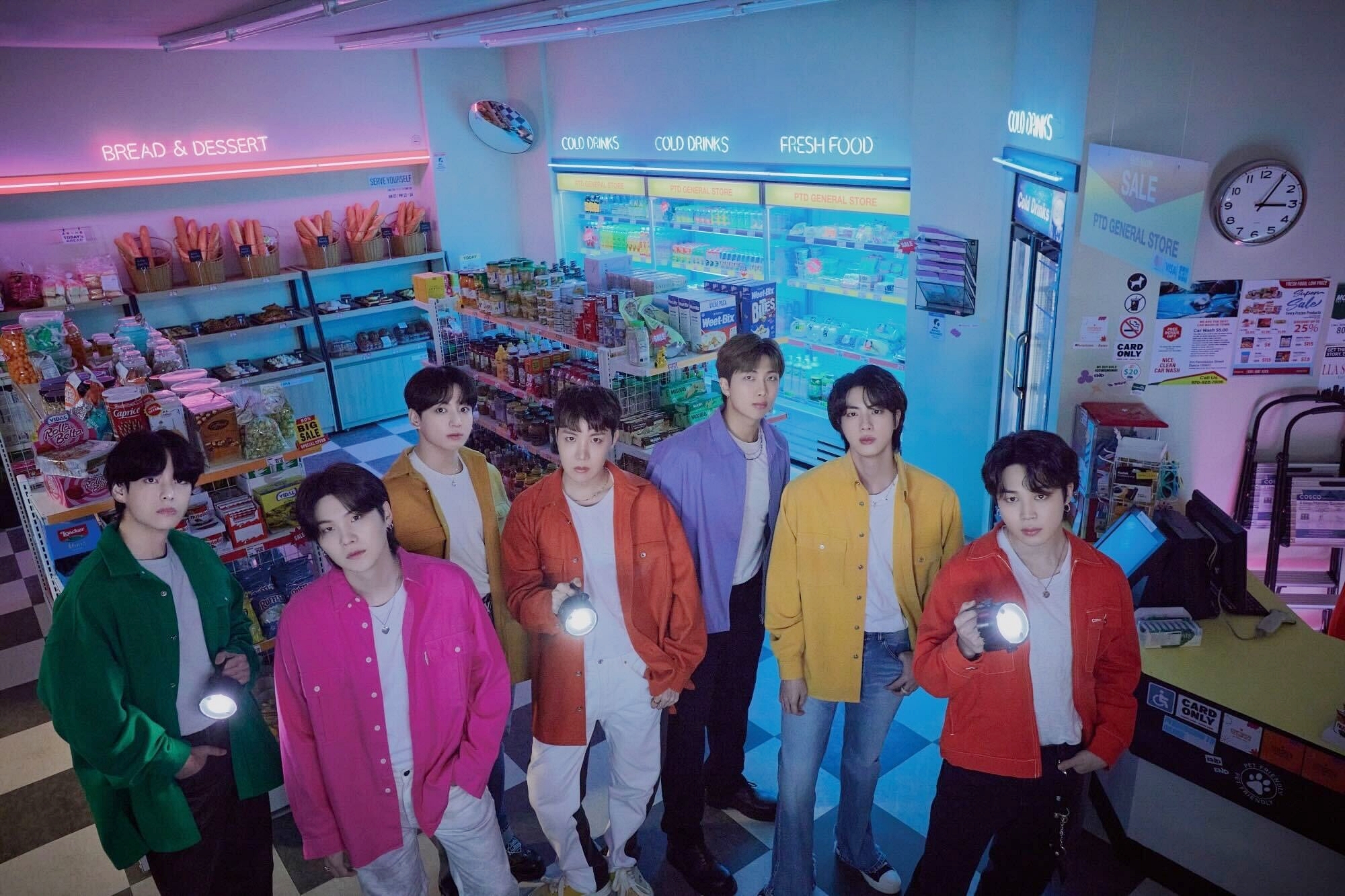 فرقة الفتيان بي تي إس اختارت ساحة غوانغهوامون التي تُعد قلب العاصمة الكورية، لتكون مكان العرض الخاص بعودتها وإطلاق ألبومها الكامل الخامس بعنوان &rsquo;أريرانغ&lsquo; في 21 مارس. (الصورة من وكالة بيغ هيت ميوزيك)