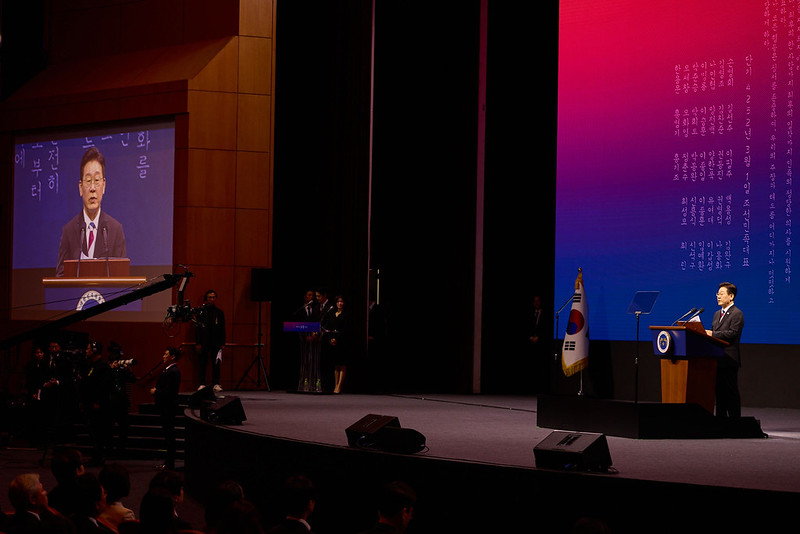 الرئيس لي جيه ميونغ يلقي خطابا خلال حضوره مراسم الاحتفال بالذكرى السنوية السابعة بعد المئة لحركة الاستقلال في 1 مارس 1919 ضد الحكم الاستعماري الياباني لكوريا، في مركز كويكس للمؤتمرات والمعارض في سيئول في يوم 1 مارس. (الصورة من البيت الأزرق لجمهورية كوريا)