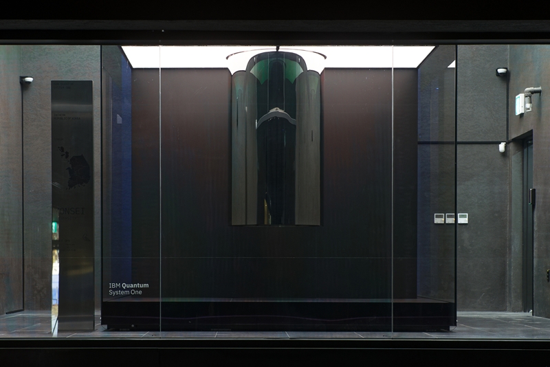جهاز &rsquo;آي بي إم كوانتوم سيستم ون&lsquo;، أول حاسوب كمومي في كوريا، تم الكشف عنه في الحرم الجامعي الدولي لجامعة يونسي بمنطقة يونسو، بمدينة إنتشون في 20 نوفمبر 2024. (الصورة من جامعة يونسي)
