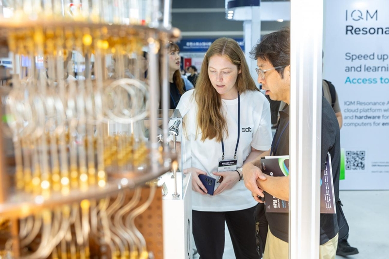 مؤتمر &rsquo;كوانتوم كوريا&lsquo;، وهو حدث دولي حول تكنولوجيا الكم، يُعقد بمشاركة باحثين محليين وأجانب ومسؤولين من الشركات والهيئات الحكومية في مركز &rsquo;إيه تي&lsquo; بمنطقة سيوتشو-غو في سيئول في يونيو من العام الماضي. (الصورة من كوانتوم كوريا)