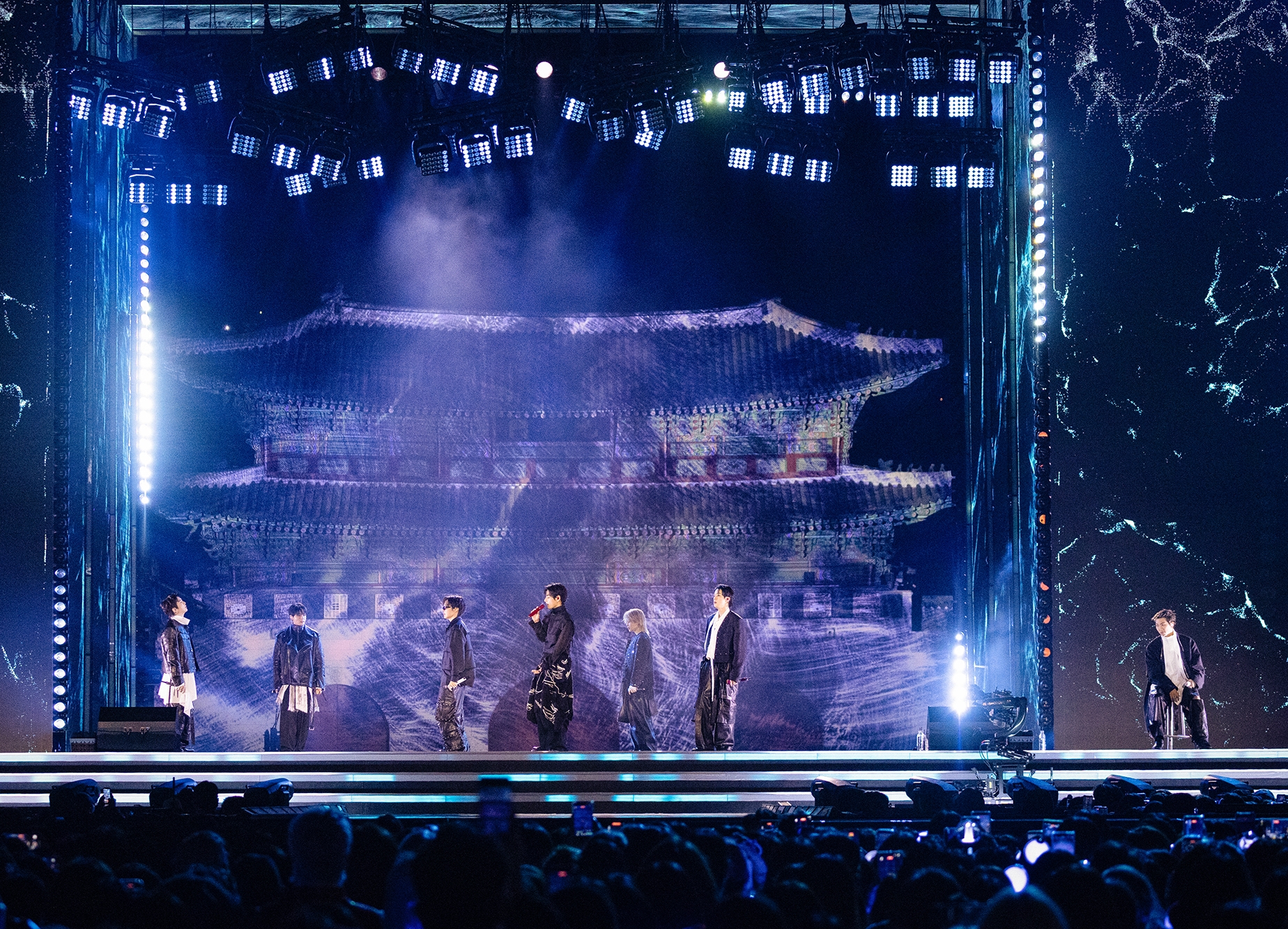 فرقة بي تي إس تقيم حفلاً موسيقياً في ساحة غوانغهوامون بسيئول، احتفالاً بإطلاق ألبومها الكامل الخامس ’أريرانغ‘ في 21 مارس.