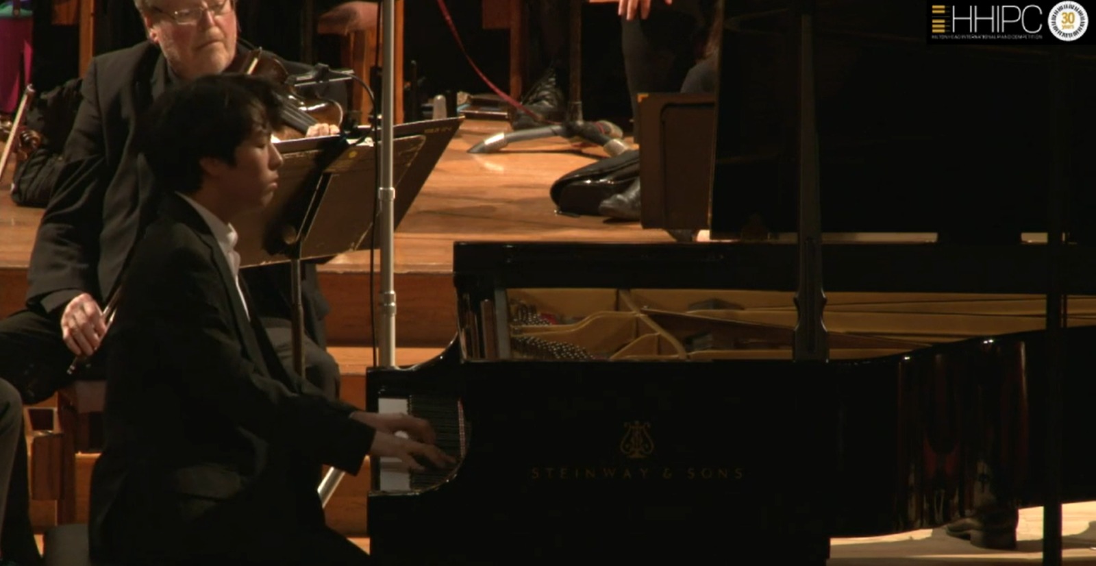 المراهق الكوري لي جو-وون يفوز بمسابقة هيلتون هيد الدولية للبيانو التي أُقيمت في مدينة هيلتون هيد آيلاند السياحية بولاية كارولاينا الجنوبية في 21 مارس. (الصورة من القناة الرسمية لمسابقة هيلتون هيد الدولية للبيانو على اليوتيوب)