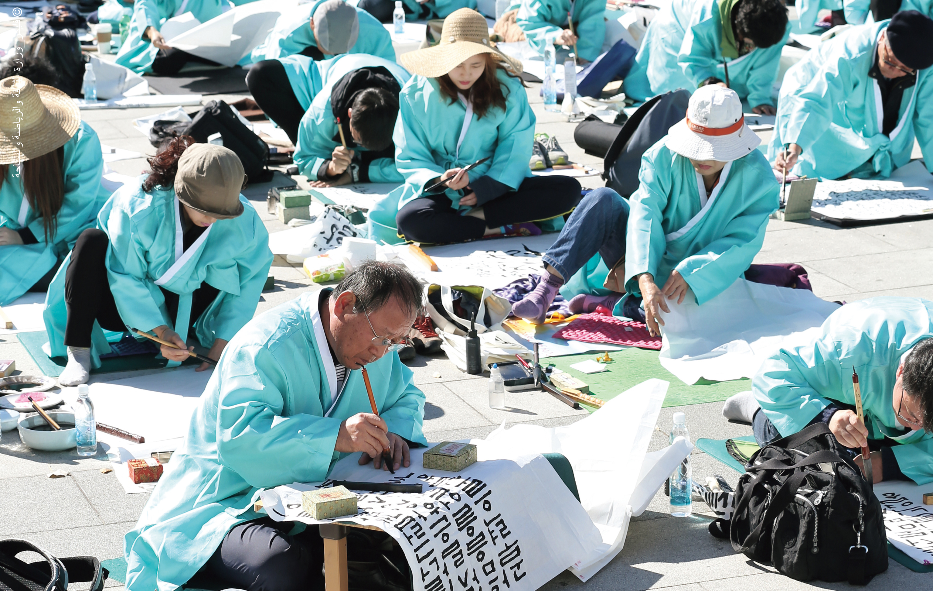 مسابقة الخط الكوري في ميدان غوانغهوامون في الذكرى الـ 569ليوم الهانغول، الموافق لـ 9أكتوبر، شارك المتسابقون في مسابقة الخط الكوري التي أُُقيمت في ميدان غوانغهوامون وسط سيئول، حيث ر ّكّزوا على كتابة الحروف الكورية