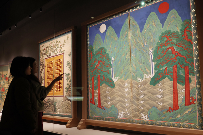 الزوار يشاهدون لوحة &rsquo;إيلول أوبونغدو&lsquo; في قاعة الخط والرسم في المتحف الوطني الكوري في يونغسان-غو، سيئول، في 25 فبراير. (الصورة من لي جونغ-وو)