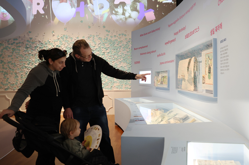 زوار يشاهدون معرض &rsquo;الولادة: احتفال للجميع&lsquo; المقام في المتحف الوطني للفنون الشعبية الكورية بحي جونغنو في سيئول في السابع من أبريل.