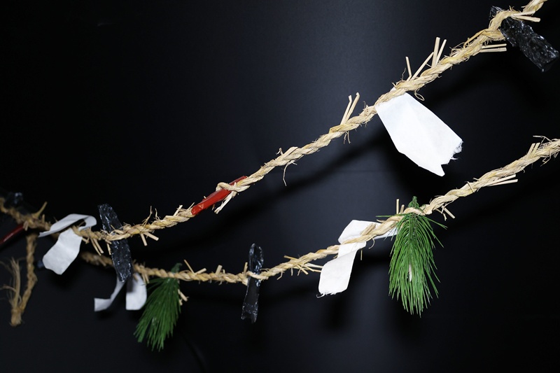 حبل &rsquo;غومجول&lsquo; (الحبل القشي المقدس)، الذي يُستخدم في طقوس الولادة التقليدية، يعرض في المعرض &rsquo;الولادة: احتفال للجميع&lsquo; في المتحف الوطني للفنون الشعبية الكورية في منطقة جونغنو-غو في سيئول في 7 أبريل.