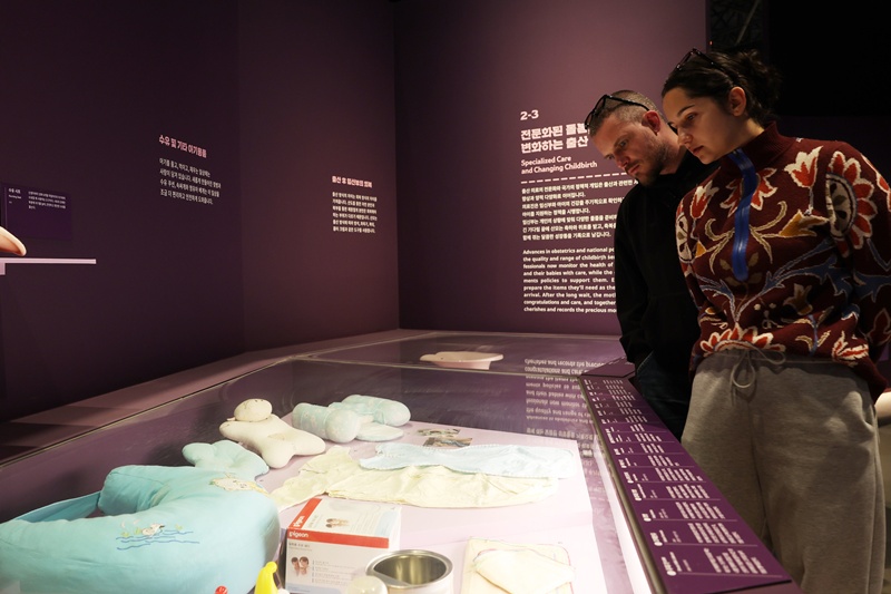 زوار يشاهدون منتجات الأطفال المعاصرة في المعرض &rsquo;الولادة: احتفال للجميع&lsquo; في المتحف الوطني للفنون الشعبية الكورية في منطقة جونغنو-غو في سيئول في 7 أبريل.