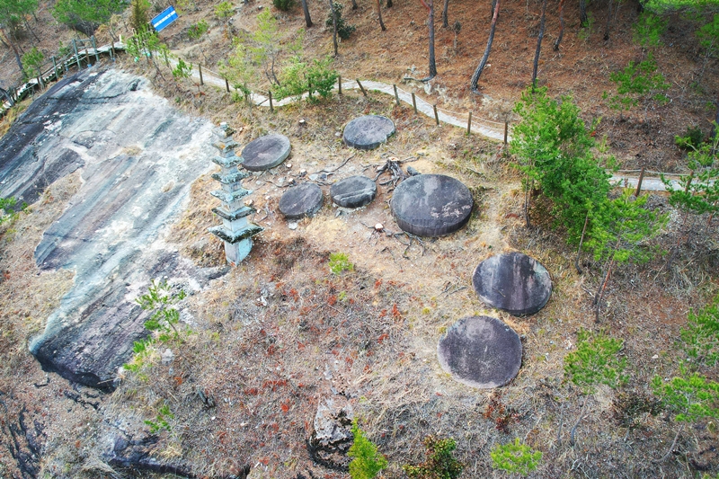 ’صخور الأبراج السبعة (تشيل سونغ سوك)‘ بالقرب من بوذا المستلقي؛ وهي نموذج لاندماج عقيدة الأبراج السبعة المستمدة من الطاوية مع البوذية داخل المساحة المقدسة للمعبد.