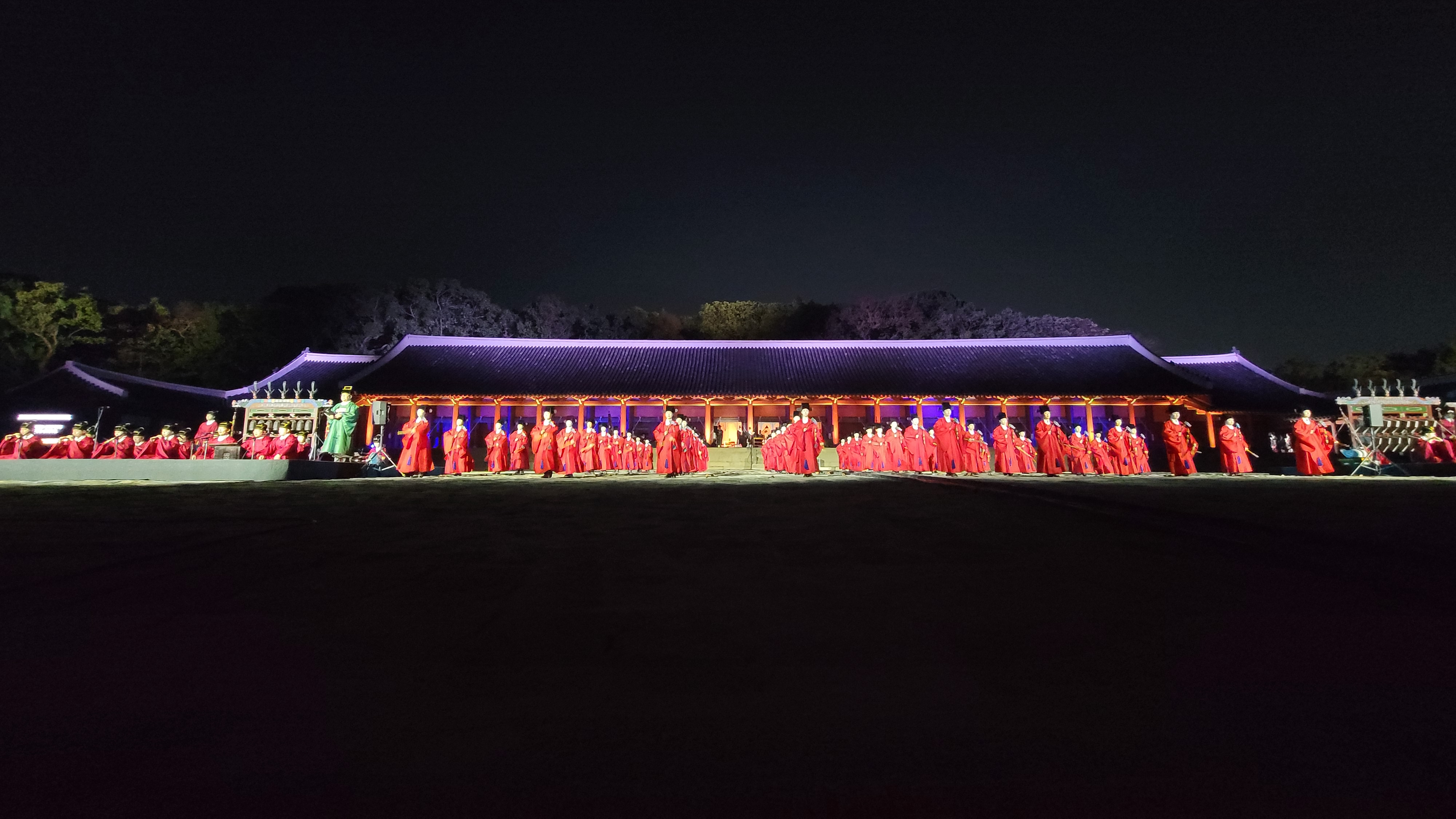عرض ليلي لموسيقى جونغميو جيرياك يُقام في جونغميو في أبريل من العام الماضي.
