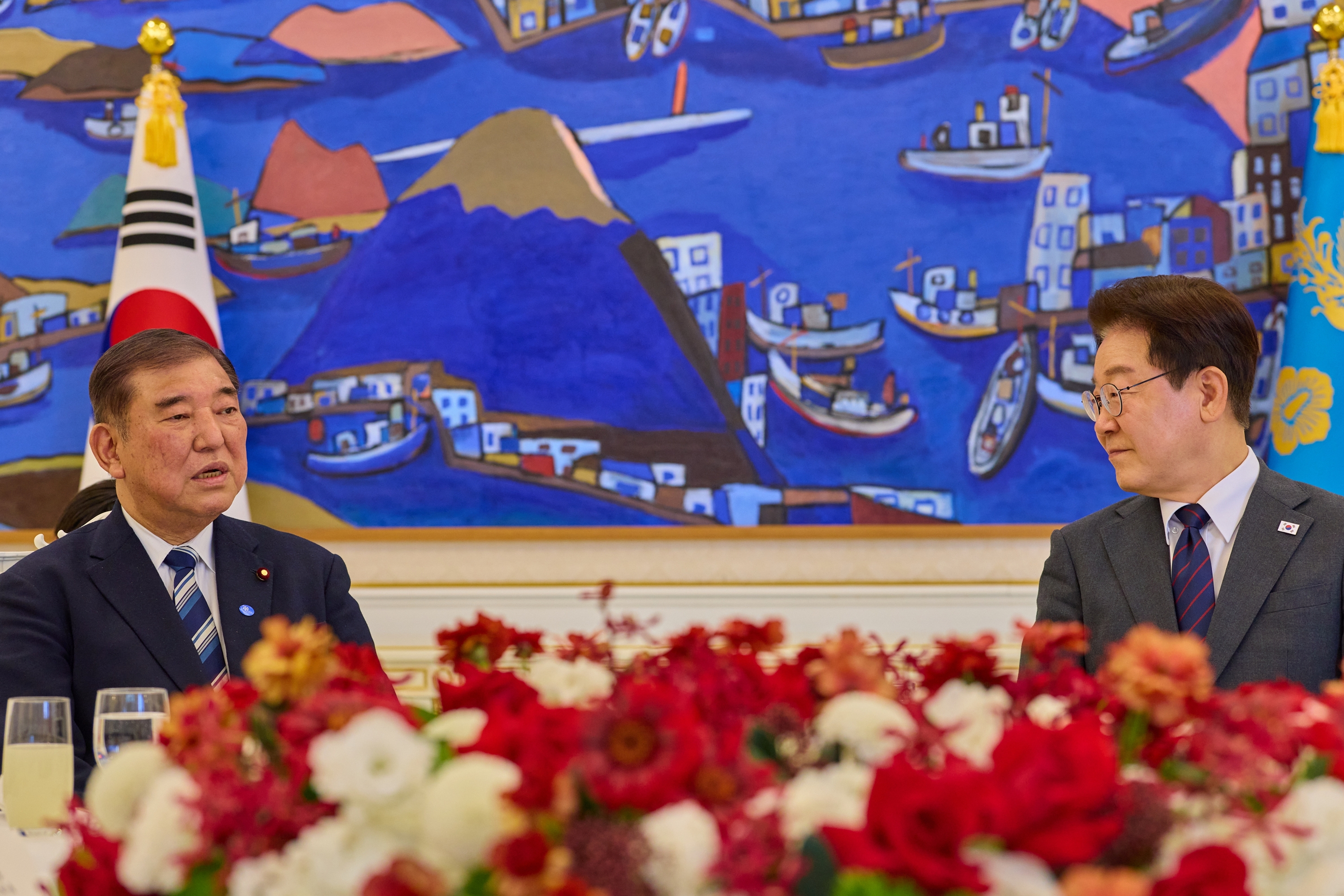 الرئيس لي جيه ميونغ (على اليمين) يتحدث مع رئيس الوزراء الياباني السابق شيغيرو إيشيبا خلال اجتماع غداء في البيت الأزرق (المكتب الرئاسي) بسيئول في يوم 8 أبريل. (الصورة من البيت الأزرق لجمهورية كوريا)