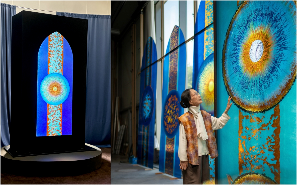 تُظهر الصورة اليسرى العمل المُعاد إنتاجه ’ميلاد الضوء‘ من الزجاج الملوّن لكاتدرائية شارتر، والمعروض عند مدخل قاعة العرض في الطابق الخامس من المتحف الوطني للفن الحديث والمعاصر في تشونغجو. أما الصورة اليمنى فتُظهر بانغ هيه-جا في موقع تنفيذ أعمال الزجاج الملوّن بكاتدرائية شارتر عام 2018. (تصوير: الصحفي شارل أودوين caudouin@korea.kr، والصفحة الرسمية لاستوديو بيترز على فيسبوك)