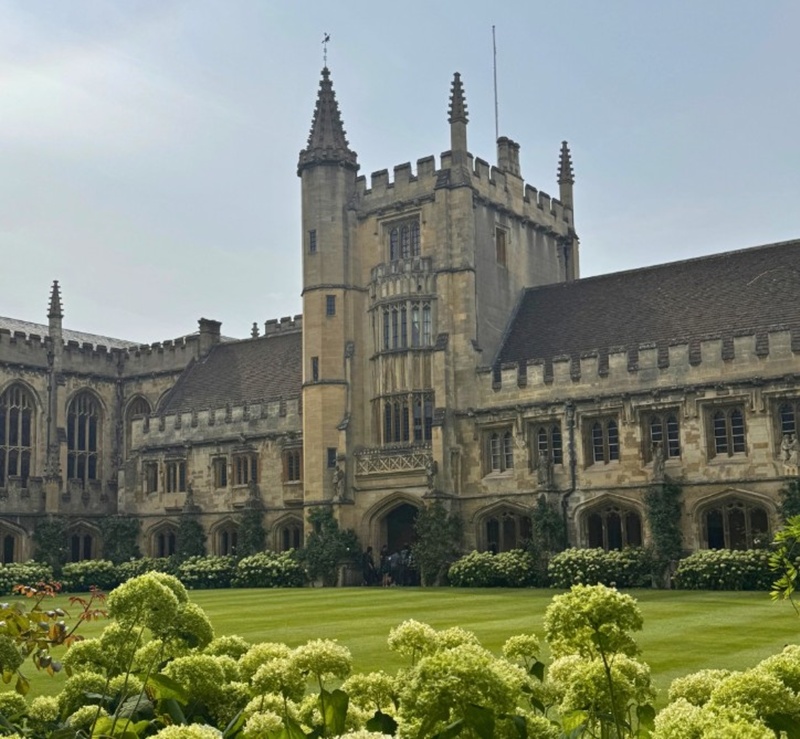 أعلنت جامعة أكسفورد أول أمس (25 أبريل) بالتوقيت المحلي عن إطلاق مركز أكسفورد للدراسات الكورية خلال حفل افتتاح مركز »ستيفن شوارزمان« للعلوم الإنسانية. (المصدر: الصحفة الرسمية لجامعة أكسفورد البريطانية على الفيسبوك)  