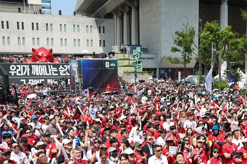 رابطة مشجعي المنتخب الكوري &laquo;الشياطين الحمر&raquo; تؤازر المنتخب الكوري وتتمنى له الفوز، خلال فعاليات التشجيع الجماهيري في الشوارع لمباراة كوريا والتشيك ضمن بطولة كأس العالم لكرة القدم 2026، والتي أُقيمت في ساحة غوانغهوامون بحي جونغنو في سيئول اليوم الجمعة (12 يونيو). (المصدر: الصحفي باك ديه-جين)