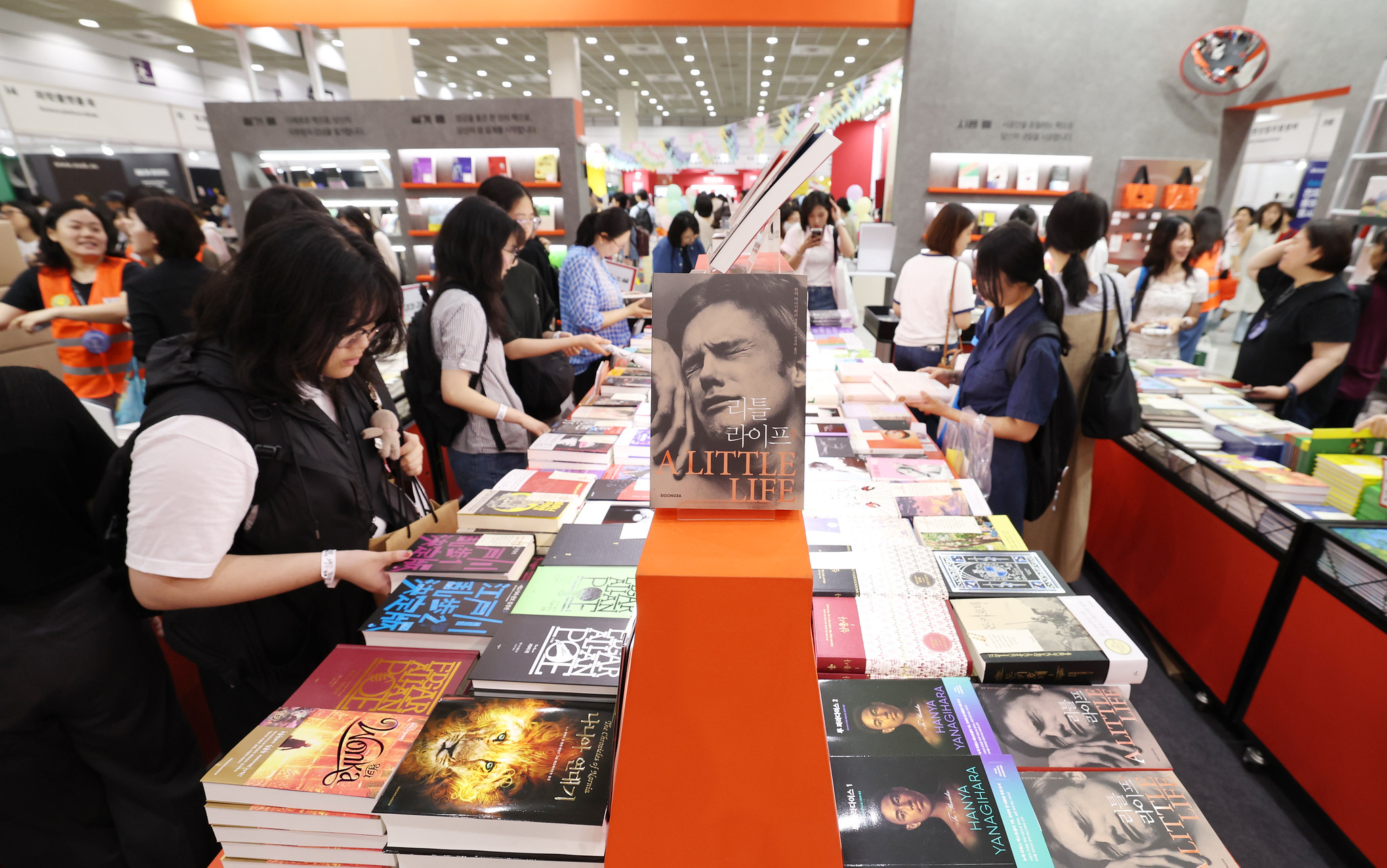 زوار يتصفحون الكتب المعروضة في &laquo;معرض سيئول الدولي للكتاب 2025&raquo; بمركز &laquo;كويكس&raquo; للمؤتمرات والمعارض في حي سامسونغ بمنطقة غانغنام في سيئول، بتاريخ 18 يونيو من العام الماضي. (تصوير: لي جونغ-وو)