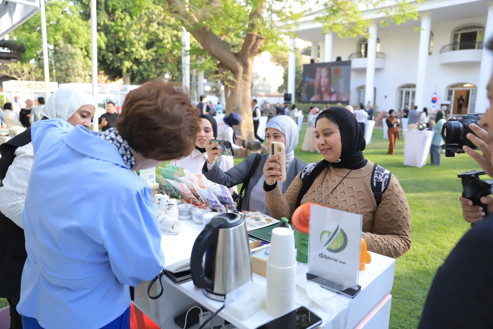 مشاركون يتذوقون الأغذية الكورية في &laquo;الفعالية الشاملة للترويج لكي-فود&raquo; المنعقدة في مصر يوم 6 مايو الماضي (بتوقيت مصر). (المصدر: سفارة كوريا لدى مصر)