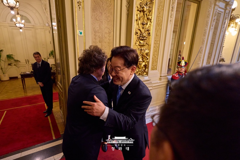 الرئيس الكوري لي جيه ميونغ والرئيس الأرجنتيني خافيير ميلي يتعانقان بحرارة خلال مراسم الترحيب في القصر الرئاسي بالعاصمة بوينس آيرس، في 31 يوليو (بالتوقيت المحلي). ويتفق البلدان على توسيع سلاسل إمداد الطاقة، بدءًا من استيراد النفط الخام، وتعزيز التعاون بشكل كبير في سلسلة قيمة المعادن الحيوية، ومنها الليثيوم. كما يتوصل البلدان إلى الصيغة النهائية لاتفاقية تجنب الازدواج الضريبي، بما يسهم في تخفيف الأعباء عن الشركات الكورية العاملة في الأرجنتين، ويتفقان على استئناف مفاوضات الاتفاق التجاري بين كوريا و«ميركوسور»، بهدف تحقيق نتائج ملموسة في مجالات التجارة والاستثمار والذكاء الاصطناعي والصناعات الدفاعية. (المصدر: المكتب الرئاسي لجمهورية كوريا)