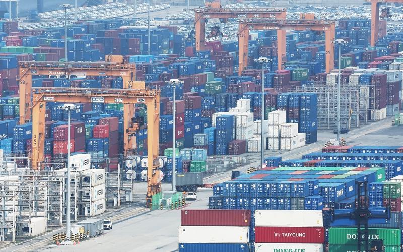 لجنة السياسة النقدية في بنك كوريا ترفع سعر الفائدة الأساسي في 27 أغسطس بمقدار 0.25 نقطة مئوية، من 2.75% إلى 3.00% سنويًا. والصورة تُظهر حاويات مكدسة في ميناء بيونغتايك. (المصدر: وكالة يونهاب للأنباء)