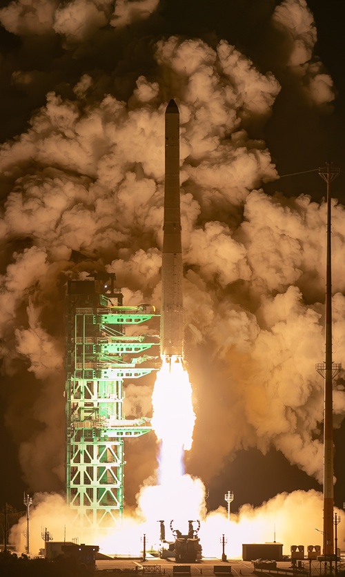 صاروخ الفضاء الكوري &laquo;نوري&raquo; ينطلق في رحلته الرابعة من مركز &laquo;نارو&raquo; للفضاء في منطقة غوهيونغ بمقاطعة جولا الجنوبية، الساعة 1:13 من صباح يوم 27 نوفمبر من العام الماضي. (المصدر: المعهد الكوري لأبحاث الفضاء الجوي)