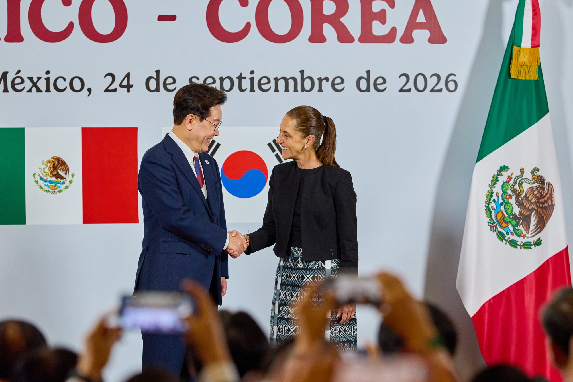 رئيس جمهورية كوريا لي جيه-ميونغ والرئيسة المكسيكية كلوديا شينباوم يتبادلان التحية عقب الإدلاء ببيان مشترك أمام وسائل الإعلام في &laquo;القصر الوطني&raquo; بمكسيكو سيتي يوم 24 سبتمبر (بالتوقيت المحلي). (المصدر: المكتب الرئاسي لجمهورية كوريا (&laquo;البيت الأزرق&raquo;))