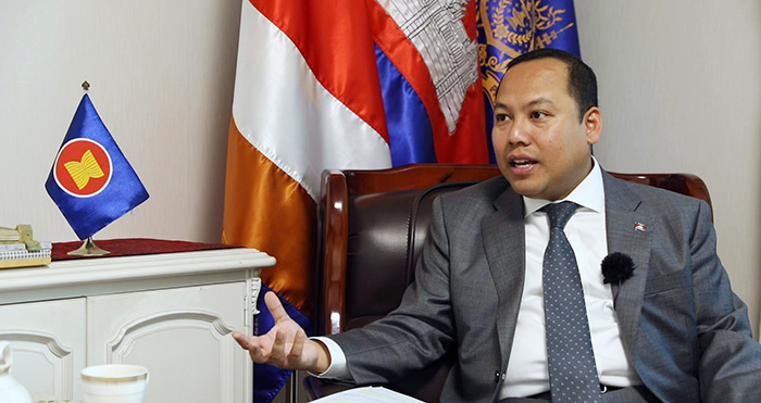 롱 디망쉬 주한 캄보디아 대사가 지난달 26일 서울 용산구 대사관에서 양국 관계와 한-아세안 관계에 대해 이야기하고 있다.