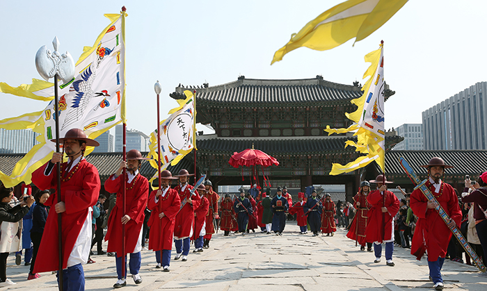 Gyeongbokgung_Royal_Guard_Article_190916_in3.jpg