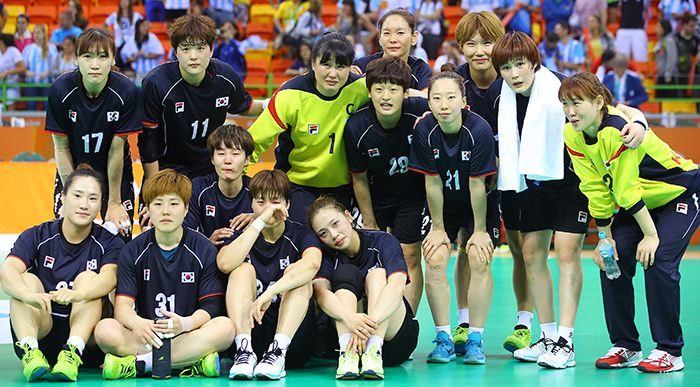 The South Korean women's handball team, with goal keeper Oh Young-ran and right wing Woo Sun-hee, poses for a photo after finishing its final game in Rio on Aug. 14.