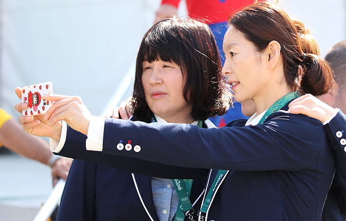 The two pillars of the national women’s handball team, Oh Yong-ran (left) and Woo Sun-hee, pose for a selfie during the move-in ceremony at the athletes’ village in Rio de Janeiro on Aug. 2, ahead of their final Olympics.
