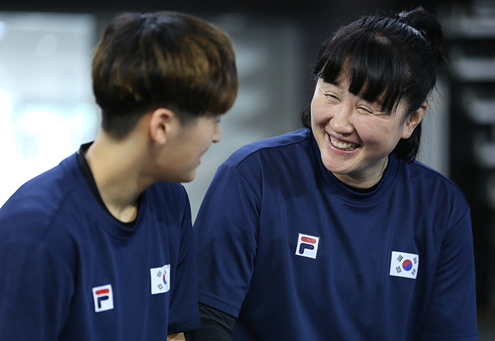 The oldest athlete on the team, Oh Young-ran (right), smiles as she talks with Yu Sojeong, the youngest member of the team, on June 23. Oh took care of all the younger team members, acting toward them like an elder sister, a strict senior or a doting mother.