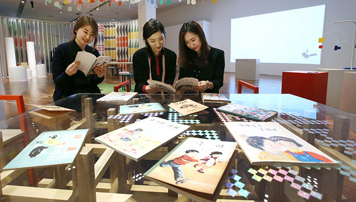 Museum-goers read old elementary school textbooks at the National Hangeul Museum on March 17. The special exhibition ‘Let’s Do It Together’ introduces the dreams of the community as shown through elementary texbooks, tracing back from liberation in 1945 until the Korea of today.