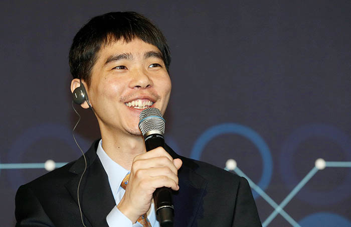 이세돌 9단이 15일 ‘세기의 대국’으로 불린 인공지능 알파고와의 다섯 번에 걸친 대국을 모두 마치고 환하게 웃으며 소감을 밝히고 있다. 