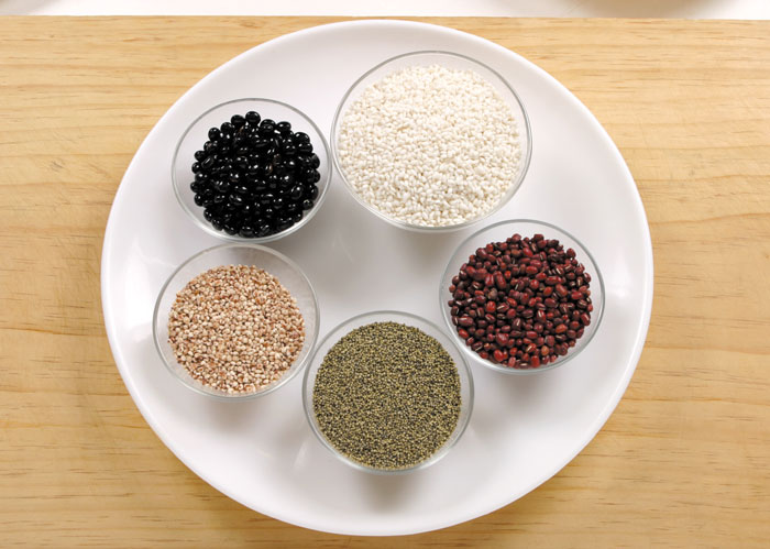 The main ingredients of ogokbap are glutinous rice, red beans, black beans, glutinous African millet and glutinous millet.