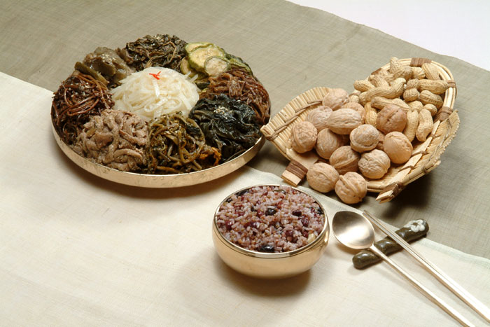 People eat ogokbap, vegetables and nuts on the day of Jeongwol Daeboreum. At night, they observe the light of the full moon, hoping for health and a long life.