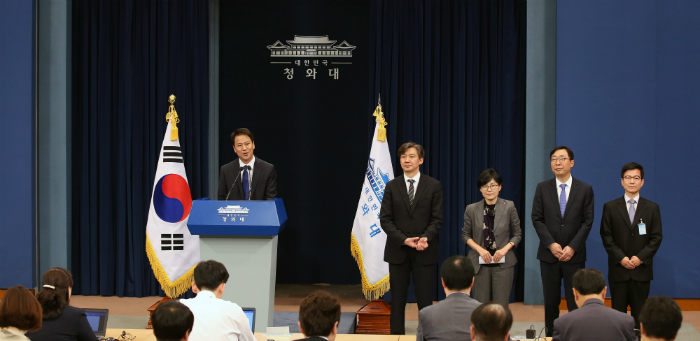 임종석 청와대 비서실장(왼쪽)이 11일 춘추관에서 청와대 비서진을 발표하고 있다. 조국 민정수석비서관(왼쪽 두 번째부터) 조현옥 인사수석비서관, 윤영찬 홍보수석비서관, 이정도 총무비서관.