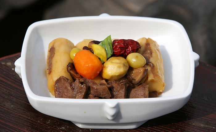 <i>Tteokjjim</i> is made from steamed white rice cake stuffed with beef and vegetables, and then seasoned with soy sauce. In Joseon times, court ladies used to cook the dish for the monarch himself, as it helped with the digestion without putting a burden on the stomach, even though it was a meat dish.