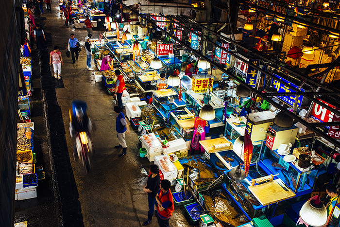 The winner in the non-Korean category was Ding Haixiao from China who took a close look at Seoul's Noryangjin Fish Market.