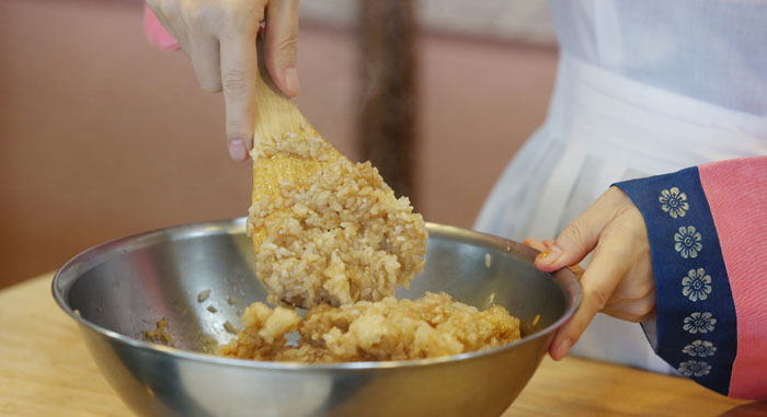 To the steamed rice, add all the ingredients, from the soy sauce through to the white sugar, starting with the darker-colored ingredients. Use both white sugar and brown sugar in order to preserve the fragrance and the taste. Add the chestnuts and pine nuts afterward, otherwise the nuts become soft or crushed. You can also add dried raisins, if you want.