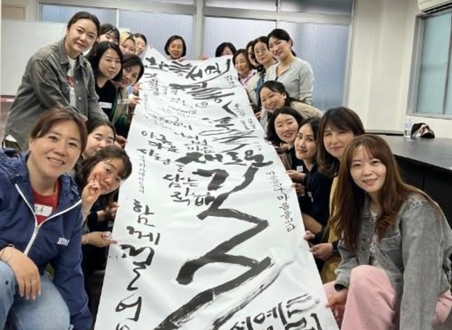 سلسلة تأملات الحب للفنانة 'كيم دو-إيم' تُنمّي التعاطف من خلال الخط الكوري (المراسلة الفخرية)